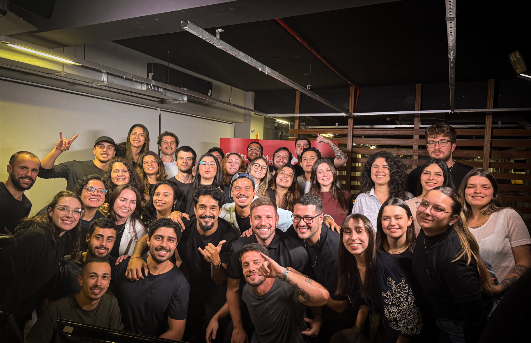 Time MySide reunido no escritório